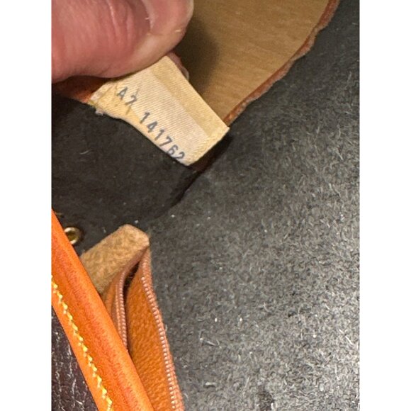 Elegant Black and Tan Leather Crossbody Bag - Picture 4 of 16